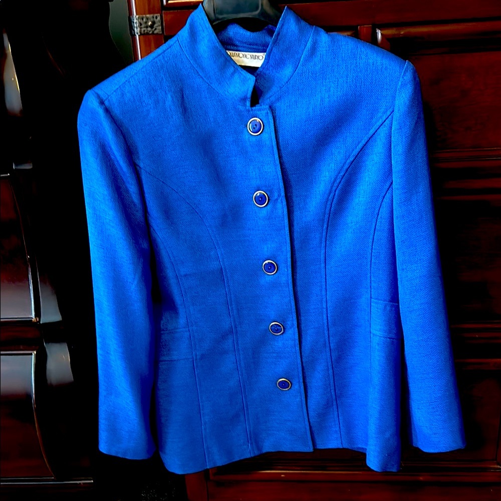 Vibrant Blue Tailored Blazer with Notched Lapels